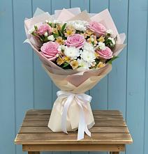 Букет цветов из:  Гвоздики, Орхидеи и Розы в Бородино