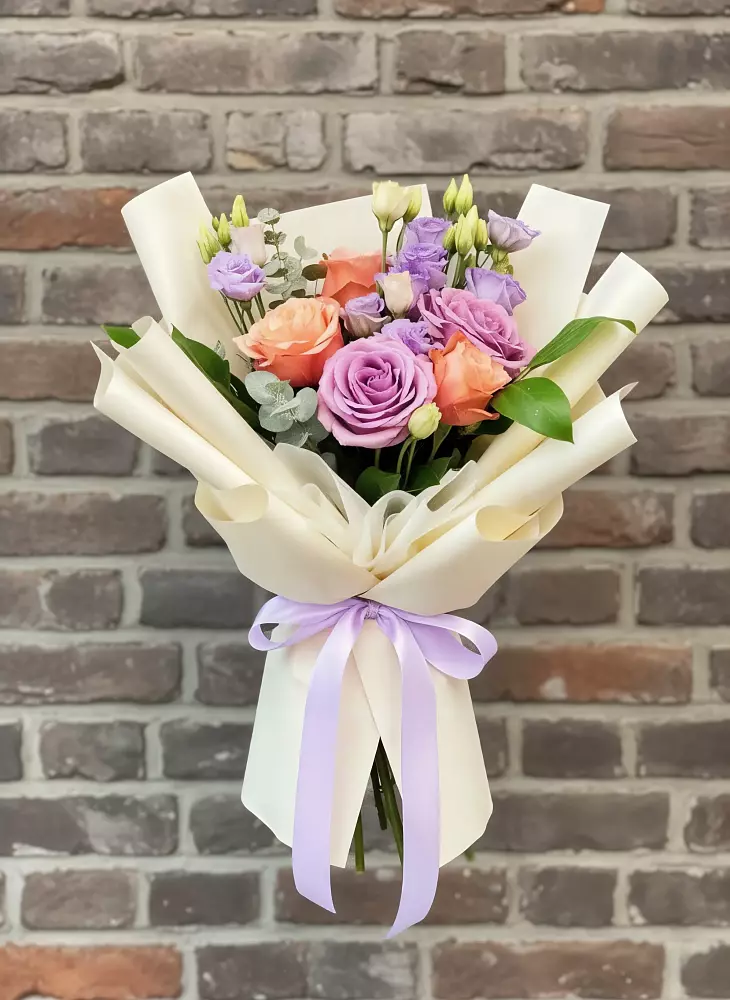 Букет цветов из: Лизиантусы и Розы в Бородино