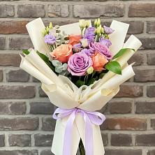 Букет цветов из:  Лизиантусы и Розы в Бородино