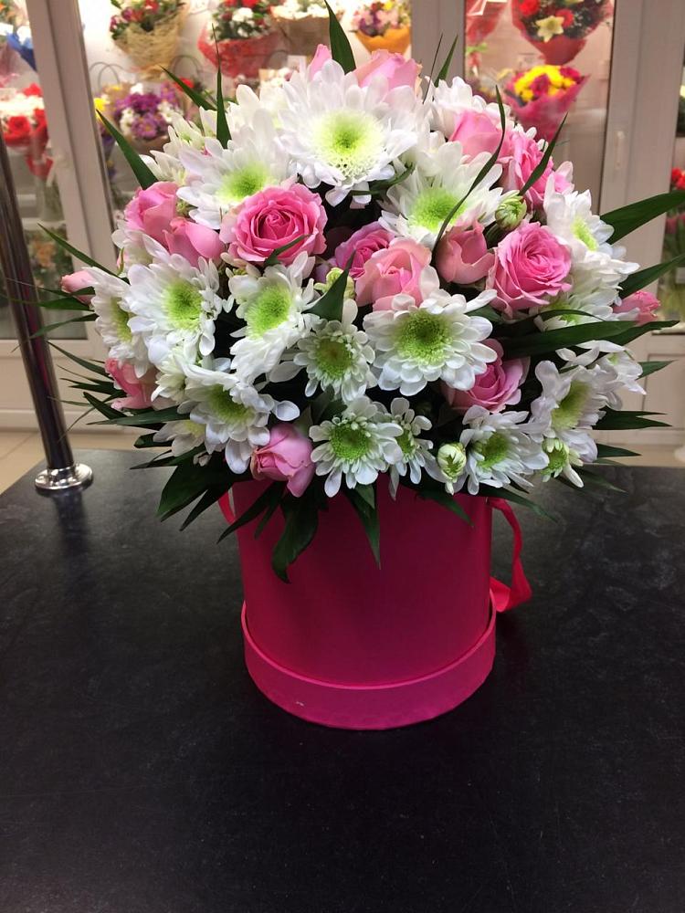 Цветочная композиция из Розы и Хризантемы в шляпной коробке в Бородино