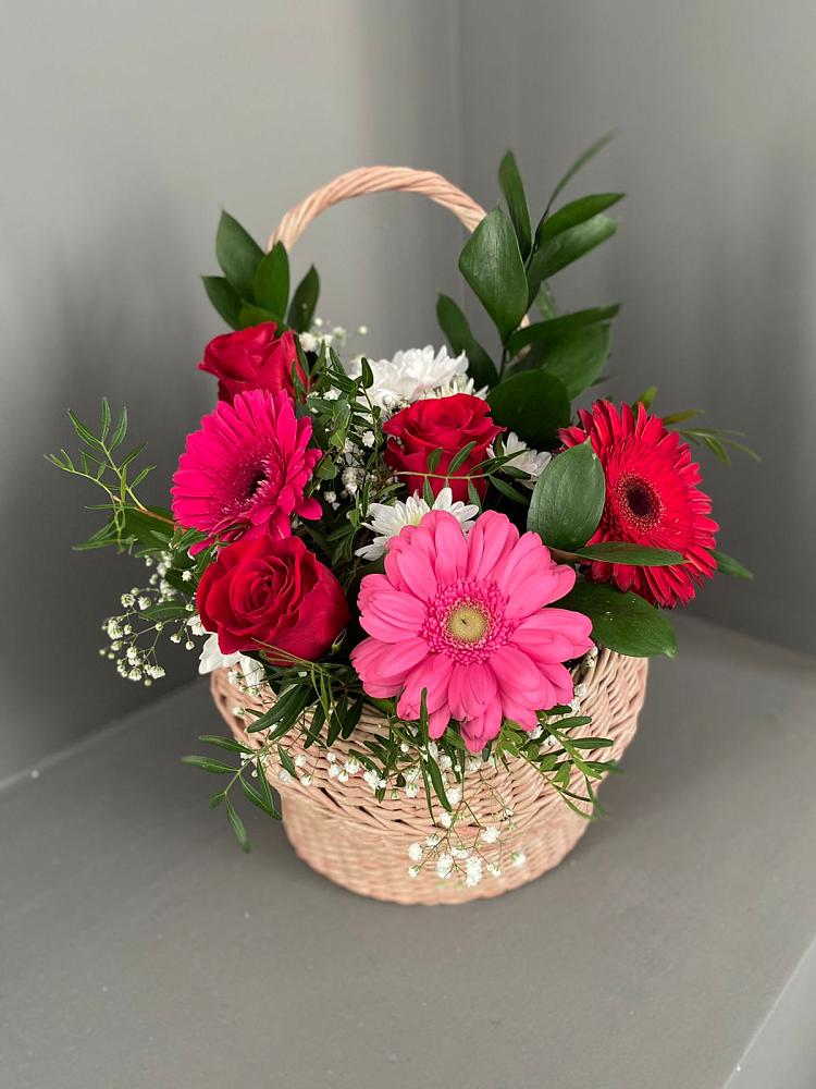 Цветочная композиция из Розы, Хризантемы и Герберы в корзине в Бородино