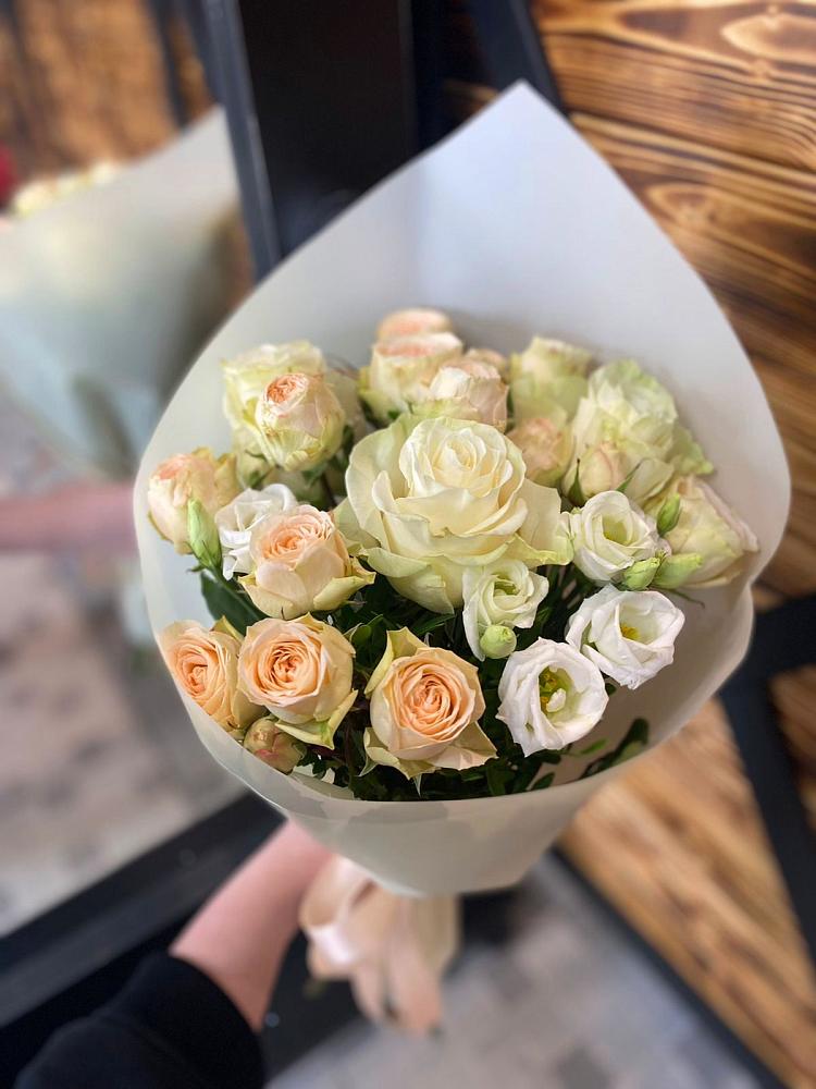 Букет цветов из: Розы и Лизиантусы в Бородино